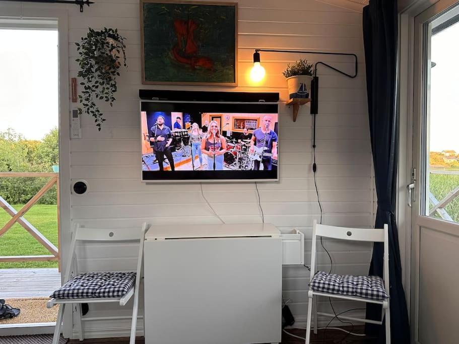 Semesterbostad Backstugan - Litet Hus Med Storslaget Laege *